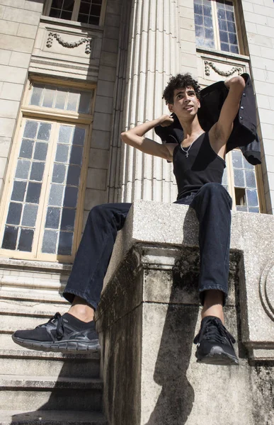 Een Jonge Spaanse Man Een Zwarte Outfit Die Een Zonnige — Stockfoto