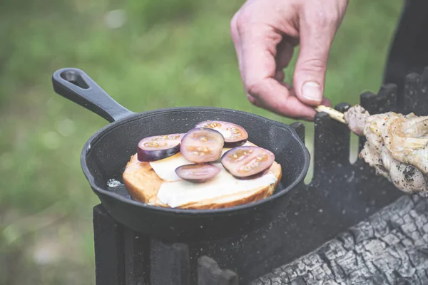 Organic Tomatoes Sandwich Frying Pan Cooking Outdoor Party — Foto Stock