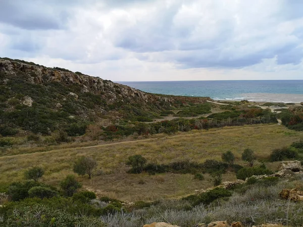 Χίλι Έδαφος Στο Φόντο Της Ειρηνικής Θάλασσας Κύπρος — Φωτογραφία Αρχείου