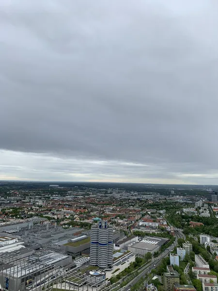 Eine Vertikale Aufnahme Des Münchner Stadtbildes Mit Dramatischem Himmelshintergrund — Stockfoto