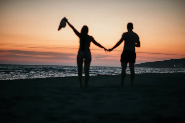 Silhouette Romantic Couple Enjoying Beautiful Sunset Beach — Stockfoto