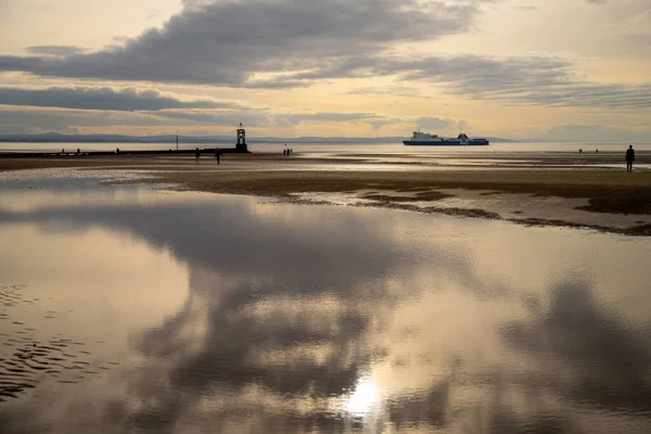 Crosby Beach Sunset Ferry Boat Sailing Mersey Estuary Liverpool Docks — ストック写真
