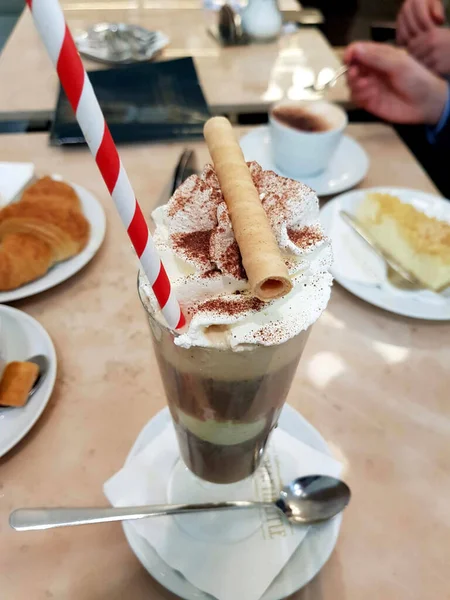 Grande Ângulo Café Gelado Servido Uma Forma Alemã — Fotografia de Stock