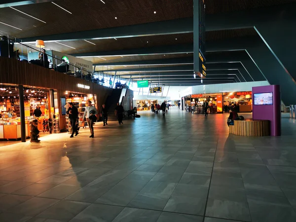 Bergen Noruega Outubro 2021 Pessoas Que Fazem Compras Aeroporto Begen — Fotografia de Stock