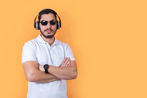 Joven Con Barba Gafas Sol Escuchando Música Con Auriculares Inalámbricos —  Fotos de Stock
