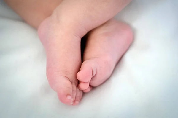 Close Cute Beautiful Small Baby Feet White Bed Sheet — Stockfoto