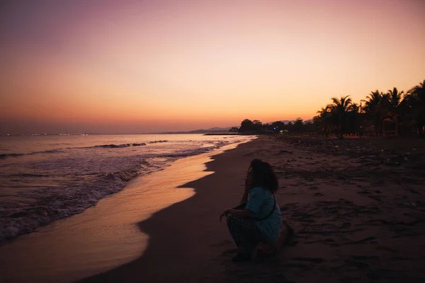 Person Sitting Beach Looking Sea Beautiful Sunset Evening — Photo