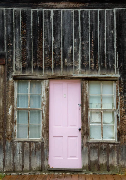 Uma Foto Vertical Uma Porta Rosa Uma Velha Casa Madeira — Fotografia de Stock