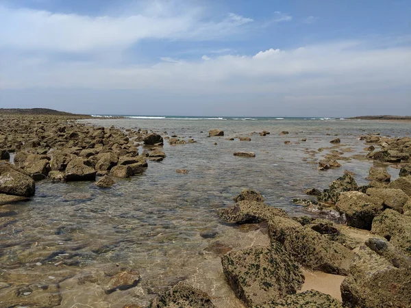 Portekiz Alentejo Küçük Bulutları Olan Mavi Gökyüzünün Arka Planında Kayalık — Stok fotoğraf