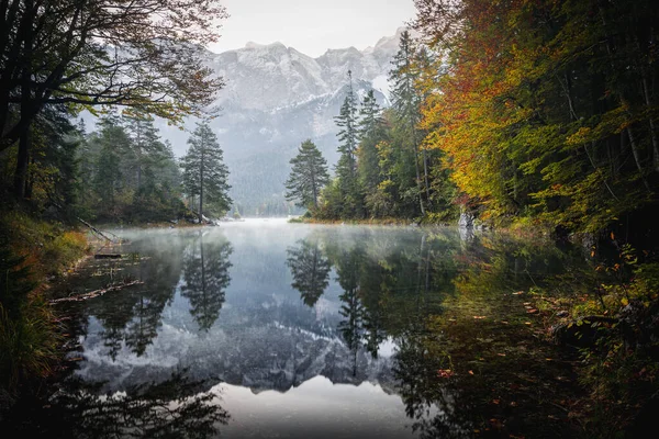 秋天德国巴伐利亚的爱比斯湖与威特斯坦山脉的美丽风景 — 图库照片