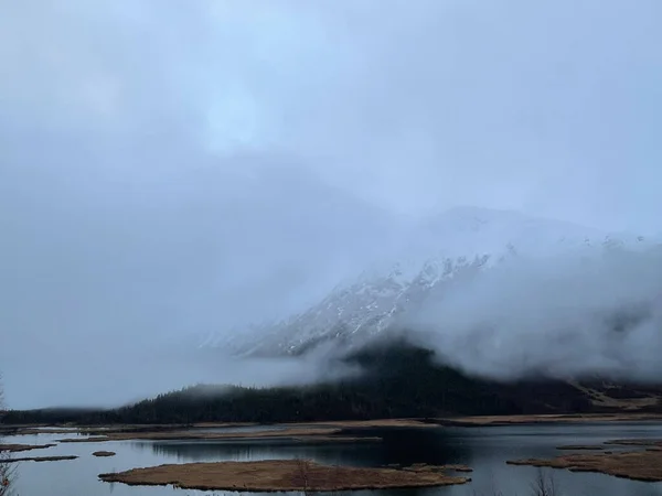 Beautiful View Lake Surrounded Hills Covered Fog — Stockfoto