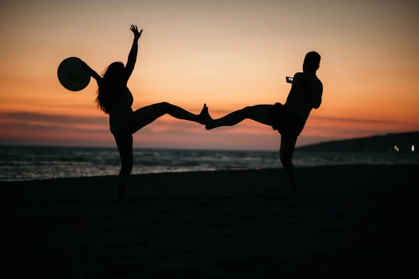 Silhouette Crazy Couple Posing Beach Background Beautiful Sunset — Stockfoto
