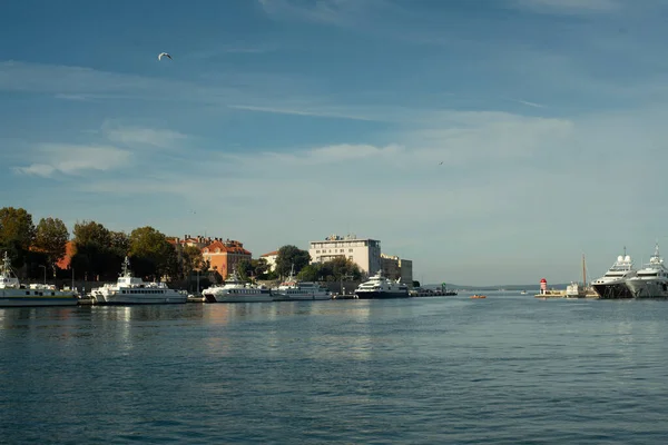 Pelabuhan Dalmasia Yang Indah Kroasia Dengan Kapal Jadrolinija Yang Berlabuh — Stok Foto