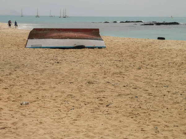 Closeup Shot Small Inverted Boat Beach Sal Rei Cabo Verde — Stockfoto