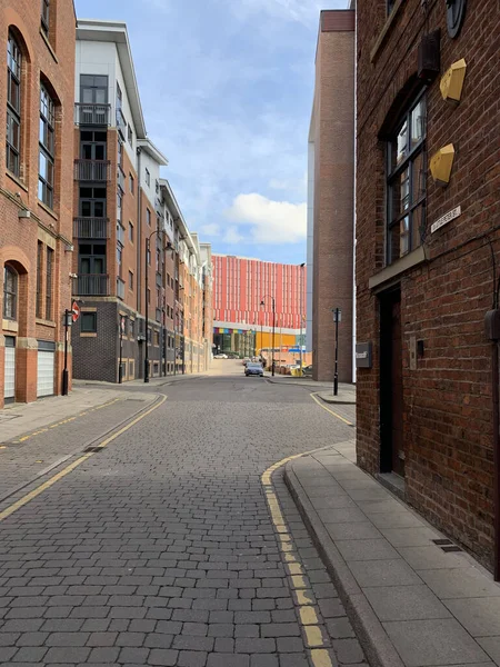 Vertikální Záběr City Street Starými Moderními Budovami Pořízeno Manchesterské Anglii — Stock fotografie