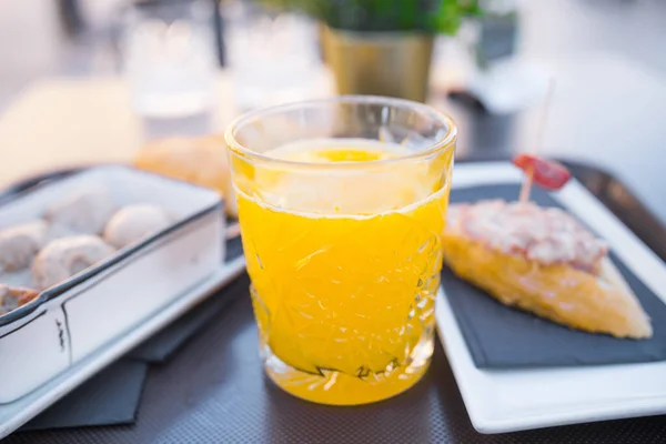 Selective Focus Freshly Pressed Orange Juice Glass Cup Table Blurry — Foto de Stock
