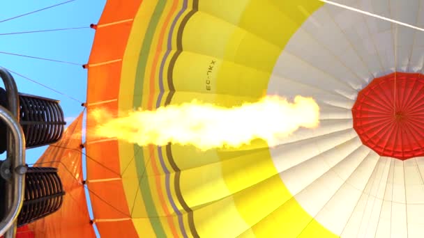 都市のカラフルな熱気球は — ストック動画