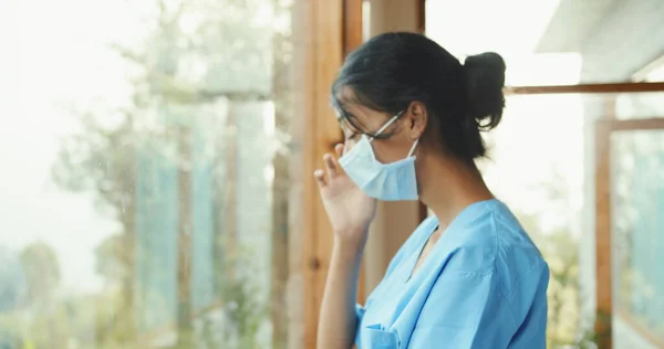 Trött Ung Indisk Kvinnlig Sjuksköterska Gråter Med Ansiktsmask — Stockfoto