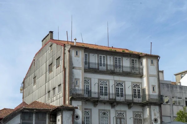 Vieux Bâtiment Avec Toit Brique Des Balcons Contre Ciel Nuageux — Photo