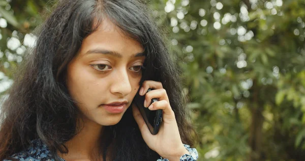 Μια Νεαρή Ινδή Μιλάει Στο Τηλέφωνό Της — Φωτογραφία Αρχείου