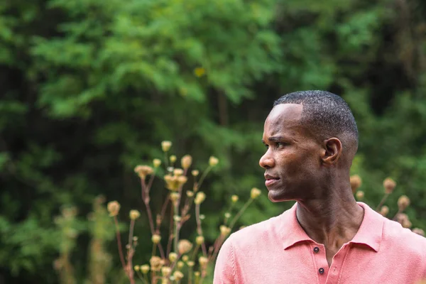 Een Afrikaan Met Een Roze Shirt Poserend Het Park — Stockfoto