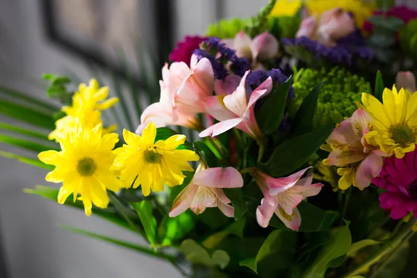 Zbliżenie Dekoracji Kwiatowych Bukiet Wibrujących Kwiatów — Zdjęcie stockowe