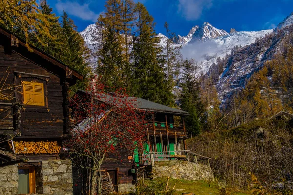 Ein Schöner Blick Auf Niedliche Häuser Unter Der Verschneiten Berglandschaft — Stockfoto
