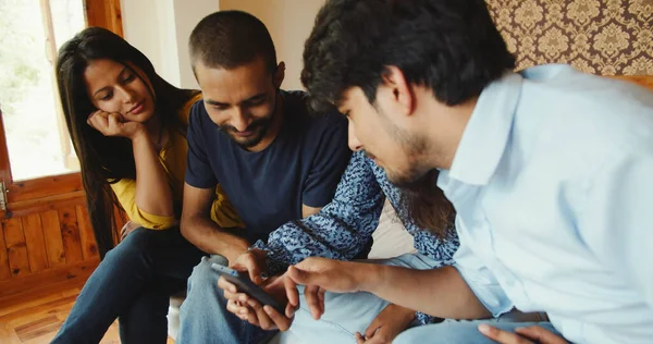 Grupp Indiska Vänner Tittar Något Smartphone — Stockfoto