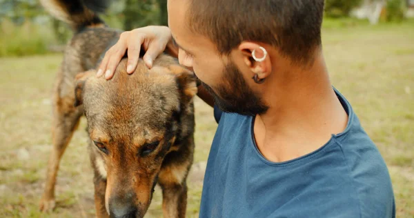 Young Indian Guy Petting Stray Dog Park — Stock Photo, Image