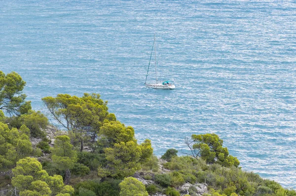 Velero Navegando Ondulado Mar Mediterráneo Costa — Foto de Stock