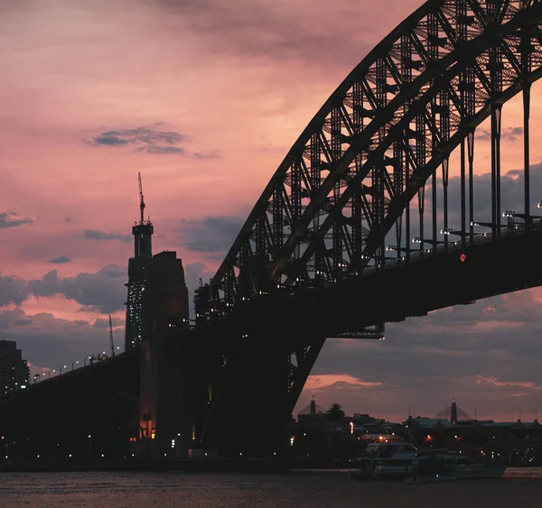 日落时分 悉尼一座著名的港湾大桥在乌云密布的橙色天空下 — 图库照片