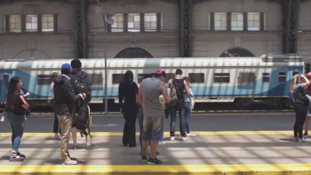 Stadtaufnahmen Von Menschen Der Bahn — Stockvideo