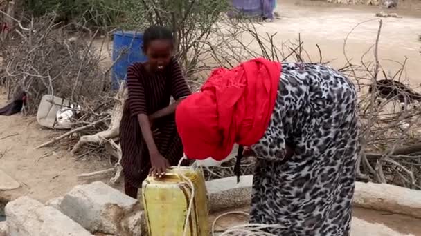 Filmaufnahmen Einer Frau Die Wasser Afrika Nimmt — Stockvideo