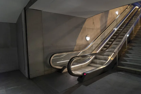 Escalator Lumineux Vide Avec Une Grille Saleté Nuit — Photo