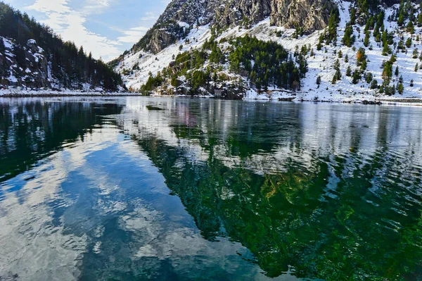 Lago Nas Montanhas Inverno Sob Céu Brilhante — Fotografia de Stock