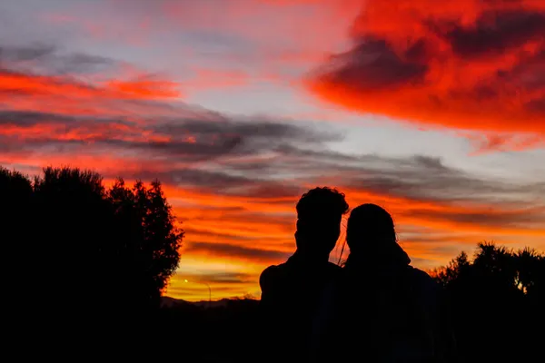 Une Silhouette Homme Une Femme Sur Fond Ciel Orangé Couchant — Photo