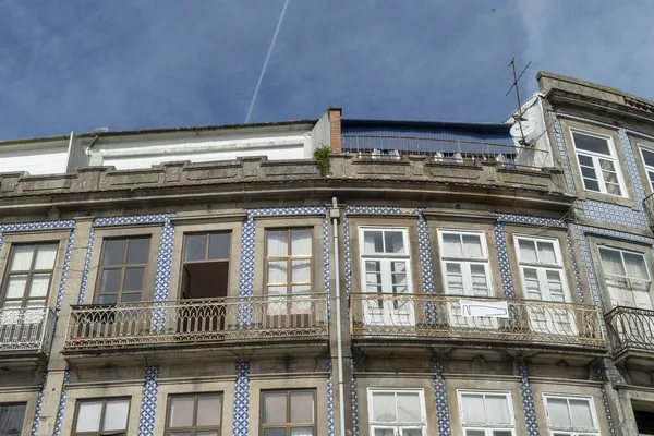 Antiguo Edificio Residencial Piedra Con Balcones Contra Cielo Azul Nublado —  Fotos de Stock