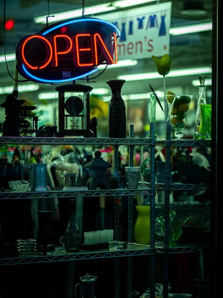 Tiro Vertical Sinal Aberto Pendurar Loja Thrift Cheio Inúmeros Itens — Fotografia de Stock