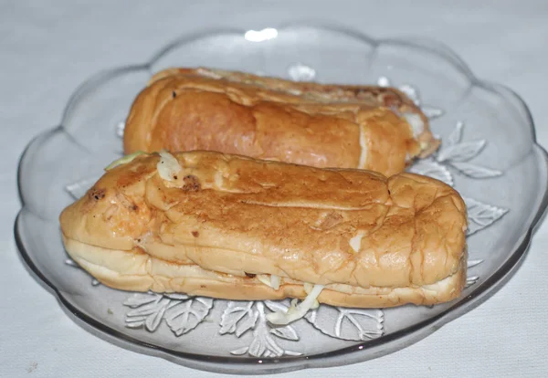 Primo Piano Paio Hot Dog Ripieni Formaggio Piatto Cristallo — Foto Stock