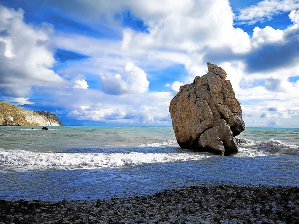 Una Roca Gigantesca Mar Mediterráneo Playa Afrodita Chipre — Foto de Stock
