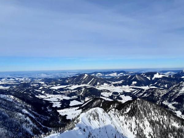 Μια Όμορφη Χιονισμένη Θέα Στην Κορυφή Ενός Βουνού Γαλάζιο Ουρανό — Φωτογραφία Αρχείου