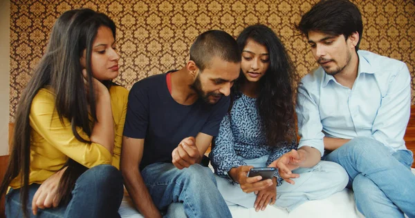 Groupe Amis Indiens Regardant Quelque Chose Sur Smartphone — Photo