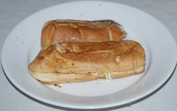 Egy Közeli Felvétel Néhány Hot Dogról Sajttal Töltött Fehér Tányéron — Stock Fotó