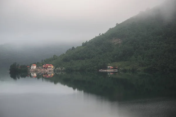 Une Montagne Couverte Arbres Réfléchissant Sur Lac — Photo