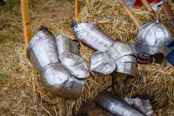 Armaduras Metálicas Capacete Grama Seca Uma Tenda Acampamento — Fotografia de Stock