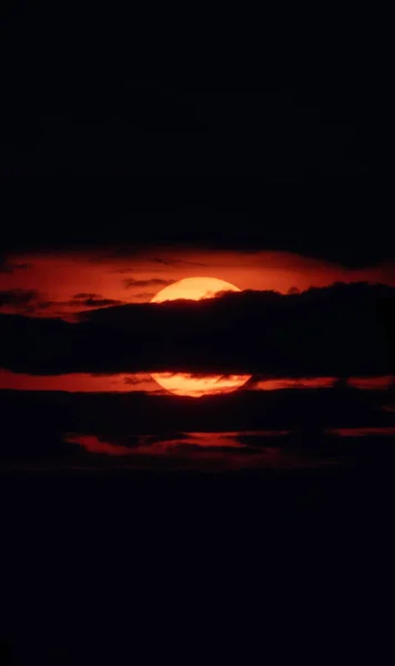 Una Toma Vertical Amanecer Tailandia Colores Negro Rojo Sol Detrás — Foto de Stock