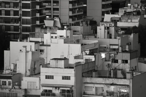Μια Φωτογραφία Του Γκρι Ψηλών Σύγχρονων Κτιρίων Στο Μπουένος Άιρες — Φωτογραφία Αρχείου