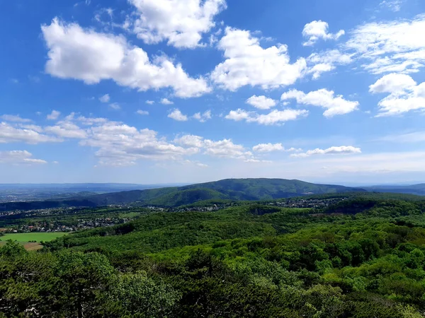 Ein Atemberaubender Blick Auf Berge Mit Blauem Himmel Und Kleinen — Stockfoto