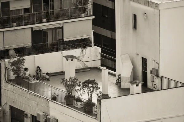 ブエノスアイレスの高層マンションの屋上のグレースケールショット — ストック写真