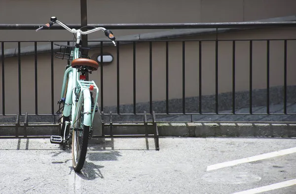 Uma Bela Foto Uma Bicicleta Estacionada Lugar Estacionamento Durante Dia — Fotografia de Stock